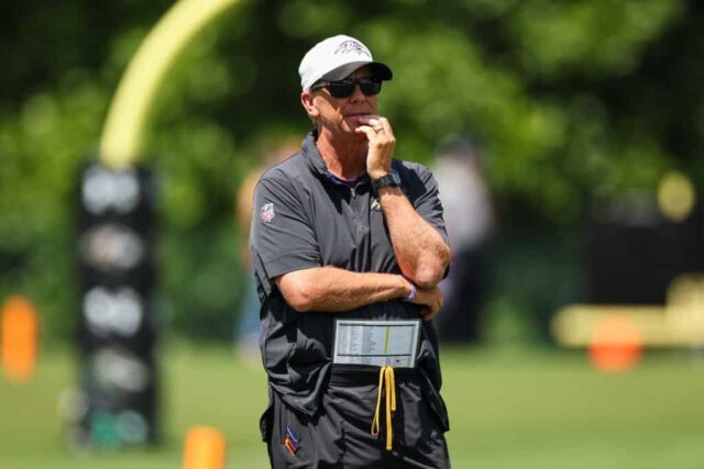 OWINGS MILLS, MD - 12 DE AGOSTO: O coordenador ofensivo Todd Monken do Baltimore Ravens observa durante o campo de treinamento no Under Armour Performance Center Baltimore Ravens em 12 de agosto de 2024 em Owings Mills, Maryland