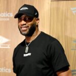 NOVA IORQUE, NOVA IORQUE - 16 DE AGOSTO: Tracy McGrady caminha no tapete azul no Iconic The 40/40 Club de JAY-Z em parceria com Fanatics Sportsbook no centro do Fanatics Fest NYC no Jacob Javits Center em 16 de agosto de 2024 na cidade de Nova York .