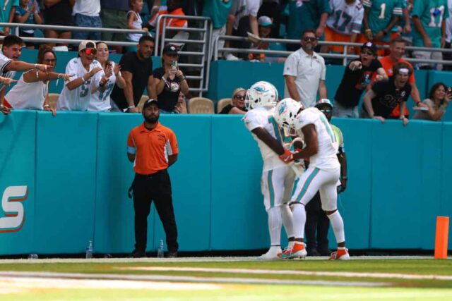 MIAMI GARDENS, FLÓRIDA - 08 DE SETEMBRO: Tyreek Hill nº 10 do Miami Dolphins e Jaylen Waddle nº 17 do Miami Dolphins comemoram após o touchdown de Hill durante o terceiro quarto contra o Jacksonville Jaguars no Hard Rock Stadium em 08 de setembro de 2024 em Miami Gardens , Flórida.