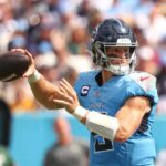 NASHVILLE, TENNESSEE - 22 DE SETEMBRO: O quarterback Will Levis # 8 do Tennessee Titans tenta passar contra o Green Bay Packers durante o segundo quarto no Nissan Stadium em 22 de setembro de 2024 em Nashville, Tennessee.