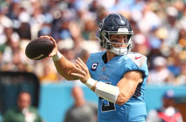 NASHVILLE, TENNESSEE - 22 DE SETEMBRO: O quarterback Will Levis # 8 do Tennessee Titans tenta passar contra o Green Bay Packers durante o segundo quarto no Nissan Stadium em 22 de setembro de 2024 em Nashville, Tennessee. 