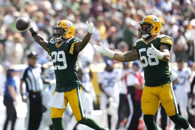 GREEN BAY, WISCONSIN - 15 DE SETEMBRO: Xavier McKinney #29 do Green Bay Packers comemora com seu companheiro de equipe Isaiah McDuffie #58 depois de interceptar um passe contra o Indianapolis Colts durante o primeiro quarto no Lambeau Field em 15 de setembro de 2024 em Green Bay, Wisconsin.