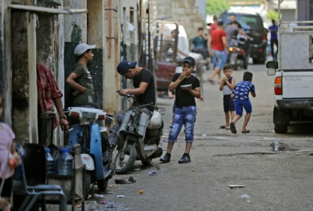 Um menino sentado em uma scooter ao longo de um beco em Bab al-Tabbaneh, Trípoli.