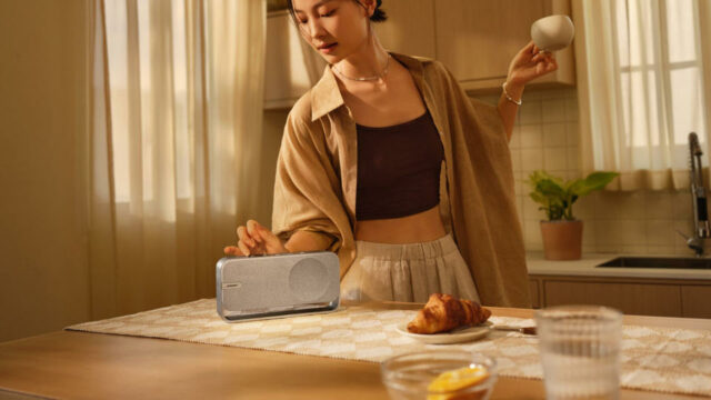 Uma pessoa usando o alto-falante Bose SoundLink Home enquanto cozinha em uma cozinha.