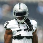 INGLEWOOD, CALIFÓRNIA - 08 DE SETEMBRO: Davante Adams # 17 do Las Vegas Raiders se aquece antes do jogo de abertura da temporada contra o Los Angeles Chargers no SoFi Stadium em 08 de setembro de 2024 em Inglewood, Califórnia.