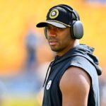 PITTSBURGH, PENSILVÂNIA - 22 DE SETEMBRO: O quarterback Russell Wilson nº 3 do Pittsburgh Steelers observa durante os aquecimentos antes do jogo antes de um jogo contra o Los Angeles Chargers no Acrisure Stadium em 22 de setembro de 2024 em Pittsburgh, Pensilvânia.