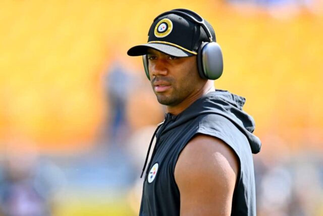 PITTSBURGH, PENSILVÂNIA - 22 DE SETEMBRO: O quarterback Russell Wilson nº 3 do Pittsburgh Steelers observa durante os aquecimentos antes do jogo antes de um jogo contra o Los Angeles Chargers no Acrisure Stadium em 22 de setembro de 2024 em Pittsburgh, Pensilvânia.