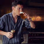 Tom Holland cria uma marca de cerveja premium, quando completa um ano abstêmio!