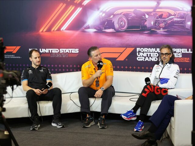 “Só é usado com o carro desmontado” diz Max; “Então por que a FIA coloca um selo nisso?” A McLaren responde.