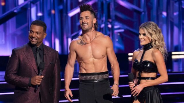 Co-apresentador do DWTS, Alfonso Ribeiro, com Danny Amendola e Witney Carson no 