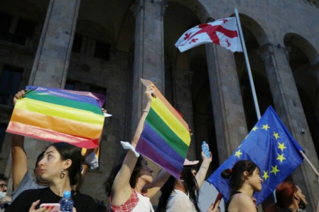 Participantes seguram bandeiras durante uma manifestação em apoio aos feridos durante os protestos de 5 de julho, quando uma marcha do orgulho foi interrompida por membros de grupos violentos