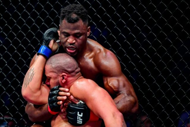 Ngannou e Gane no ringue de MMA.