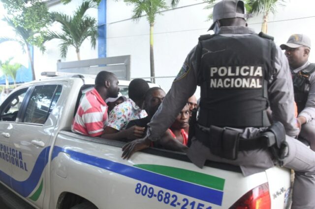 Polícia dominicana viaja com cidadãos haitianos detidos na carroceria de um caminhão