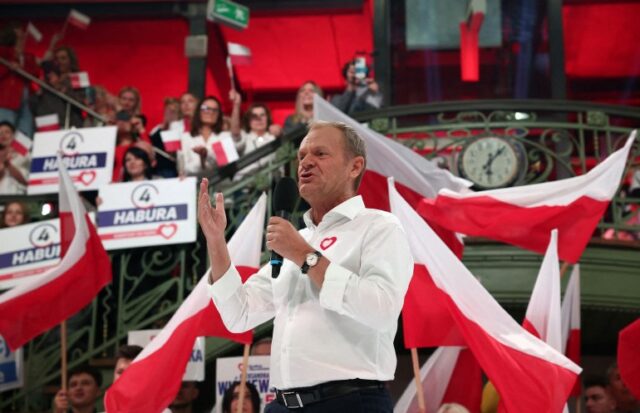 FOTO DE ARQUIVO: Donald Tusk, líder do maior grupo de oposição Civic Coalition (KO), fala no encontro com mulheres durante a convenção eleitoral em Lodz, Polônia, 10 de outubro de 2023. REUTERS/Kacper Pempel/Foto de arquivo