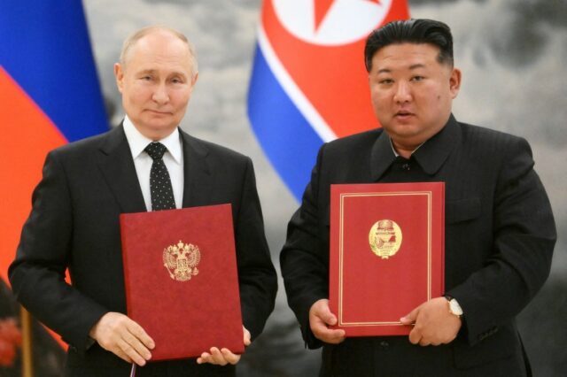 O presidente da Rússia, Vladimir Putin, e o líder da Coreia do Norte, Kim Jong Un, posam com o acordo bilateral assinado