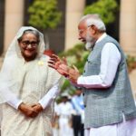 O primeiro-ministro da Índia, Narendra Modi, fala com a primeira-ministra de Bangladesh, Sheikh Hasina, durante sua recepção cerimonial no pátio do Palácio Presidencial Rashtrapati Bhavan da Índia, em Nova Delhi, Índia