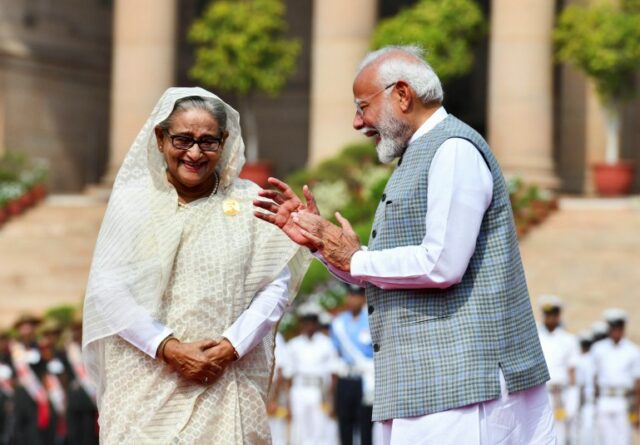 O primeiro-ministro da Índia, Narendra Modi, fala com a primeira-ministra de Bangladesh, Sheikh Hasina, durante sua recepção cerimonial no pátio do Palácio Presidencial Rashtrapati Bhavan da Índia, em Nova Delhi, Índia