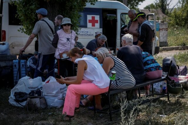 Pessoas que foram evacuadas da cidade de Toretsk esperam por um ônibus para continuar sua viagem de evacuação, em meio ao ataque da Rússia à Ucrânia, perto de Toretsk, na região de Donetsk, Ucrânia, 3 de julho de 2024