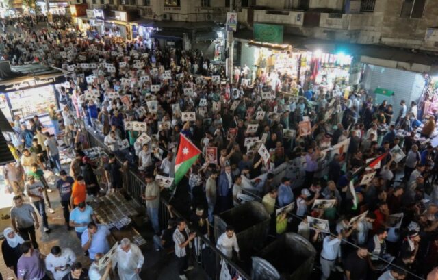 Manifestantes participam de um protesto em apoio aos palestinos em Gaza, em meio ao conflito em curso entre Israel e o Hamas, em Amã, Jordânia, em 23 de agosto de 2024.