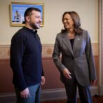 A candidata democrata à presidência e vice-presidente dos EUA, Kamala Harris, reúne-se com o presidente da Ucrânia, Volodymyr Zelenskiy, no Eisenhower Executive Office Building, no campus da Casa Branca em Washington, EUA, em 26 de setembro de 2024. Serviço de Imprensa Presidencial Ucraniano/Folheto via REUTERS ATENÇÃO EDITORES - ESTA IMAGEM FOI FORNECIDO POR TERCEIRO.