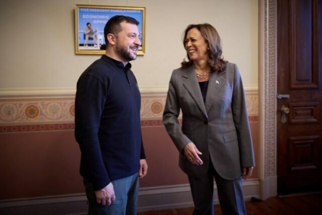 A candidata democrata à presidência e vice-presidente dos EUA, Kamala Harris, reúne-se com o presidente da Ucrânia, Volodymyr Zelenskiy, no Eisenhower Executive Office Building, no campus da Casa Branca em Washington, EUA, em 26 de setembro de 2024. Serviço de Imprensa Presidencial Ucraniano/Folheto via REUTERS ATENÇÃO EDITORES - ESTA IMAGEM FOI FORNECIDO POR TERCEIRO.