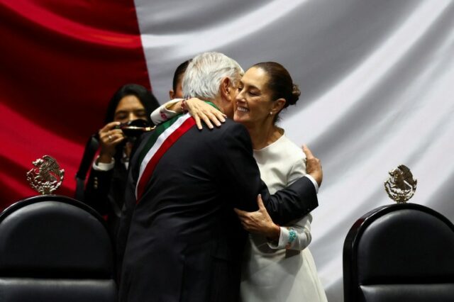 O presidente do México, Andrés Manuel Lopez Obrador, e a presidente eleita Claudia Sheinbaum se abraçam