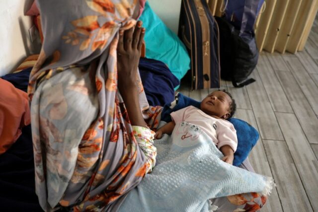 Zeinab, do Sudão, segura sua filha recém-nascida no abrigo temporário para migrantes na Igreja de São José em Beirute, Líbano, 1º de outubro de 2024. REUTERS/Louisa Gouliamaki