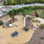 FOTO DO ARQUIVO: Uma visão de drone mostra uma área residencial e uma mesquita inundadas em Donja Jablanica, Bósnia e Herzegovina, 4 de outubro de 2024