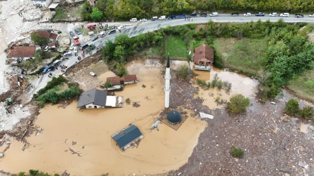 FOTO DO ARQUIVO: Uma visão de drone mostra uma área residencial e uma mesquita inundadas em Donja Jablanica, Bósnia e Herzegovina, 4 de outubro de 2024