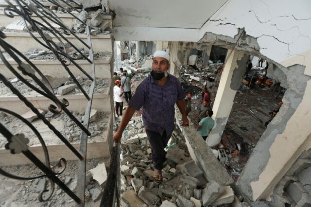 Palestinos inspecionam o local de um ataque israelense a uma mesquita que abriga pessoas deslocadas, em meio ao conflito Israel-Hamas, em Deir Al-Balah, no centro da Faixa de Gaza, 6 de outubro