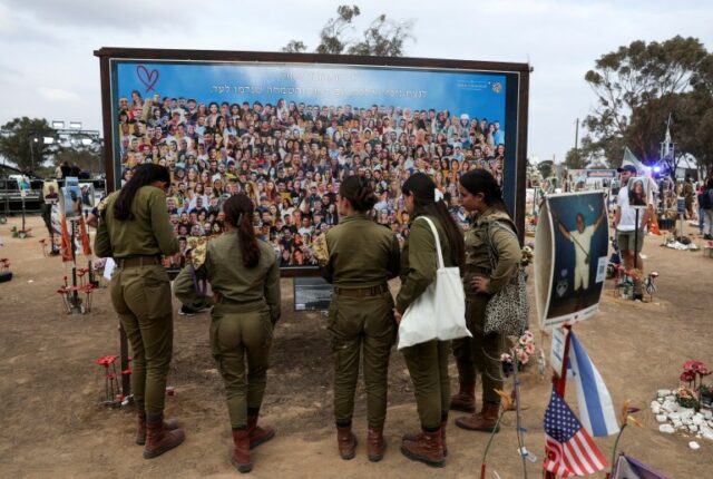 Pessoas visitam o local do festival Nova, onde foliões foram mortos e sequestrados durante o ataque de 7 de outubro pelo Hamas em Gaza