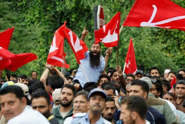 Apoiadores do partido da Conferência Nacional de Jammu e Caxemira gritam slogans enquanto comemoram fora do centro de contagem de votos no dia dos resultados das eleições para a assembleia, em Srinagar, 8 de outubro de 2024