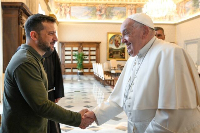 O presidente ucraniano, Volodymyr Zelenskiy, encontra-se com o Papa Francisco