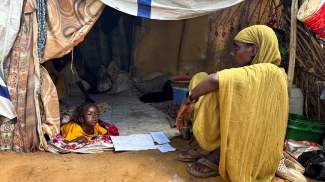 Uma mulher sudanesa deslocada descansa em um abrigo no campo de Zamzam, no norte de Darfur, Sudão, 1º de agosto de 2024. REUTERS/Mohamed Jamal Jebrel/Foto de arquivo