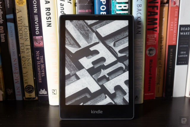 O mais recente leitor eletrônico Kindle Paperwhite da Amazon, lançado no final de outubro de 2021.