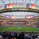 ARQUIVO - Uma visão geral do interior do SoFi Stadium durante o jogo de futebol Super Bowl 56 entre Los Angeles Rams e Cincinnati Bengals no domingo, 13 de fevereiro de 2022, em Inglewood, Califórnia. em East Rutherford, NJ, em 19 de julho. A FIFA fez o anúncio no domingo, 4 de fevereiro de 2024, em um estúdio de televisão de Miami, atribuindo a abertura do torneio de 39 dias ao Estádio Azteca, na Cidade do México, em 11 de junho. Gillette Stadium em Foxborough, Massachusetts, em 9 de julho, no SoFi Stadium em Inglewood, Califórnia, no dia seguinte e no Arrowhead Stadium em Kansas City, Missouri, e no Hard Rock Stadium em Miami Gardens, Flórida, em 11 de julho. (Foto AP/Kyusung Gong, Arquivo)