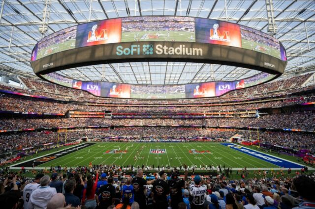 ARQUIVO - Uma visão geral do interior do SoFi Stadium durante o jogo de futebol Super Bowl 56 entre Los Angeles Rams e Cincinnati Bengals no domingo, 13 de fevereiro de 2022, em Inglewood, Califórnia. em East Rutherford, NJ, em 19 de julho. A FIFA fez o anúncio no domingo, 4 de fevereiro de 2024, em um estúdio de televisão de Miami, atribuindo a abertura do torneio de 39 dias ao Estádio Azteca, na Cidade do México, em 11 de junho. Gillette Stadium em Foxborough, Massachusetts, em 9 de julho, no SoFi Stadium em Inglewood, Califórnia, no dia seguinte e no Arrowhead Stadium em Kansas City, Missouri, e no Hard Rock Stadium em Miami Gardens, Flórida, em 11 de julho. (Foto AP/Kyusung Gong, Arquivo)