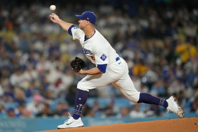 O arremessador titular do Los Angeles Dodgers, Jack Flaherty, lança durante o primeiro turno de um jogo de beisebol contra o San Diego Padres em Los Angeles, quarta-feira, 25 de setembro de 2024. (AP Photo/Ashley Landis)