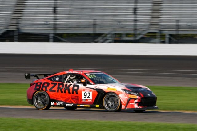 Keanu Reeves roda no Indianapolis Motor Speedway em estreia profissional no automobilismo