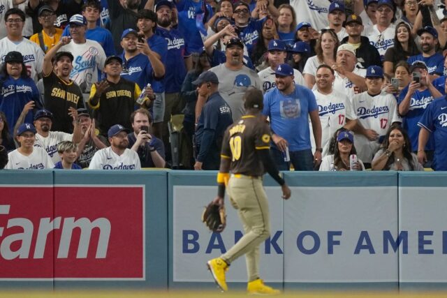 Os fãs do Dodger Stadium jogam bolas e lixo no campo, interrompendo a vitória do Padres por 10-2 que iguala o NLDS