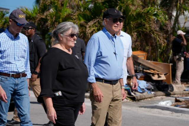 Biden está avaliando os danos do furacão Milton na Flórida. Harris vai à igreja na Carolina do Norte