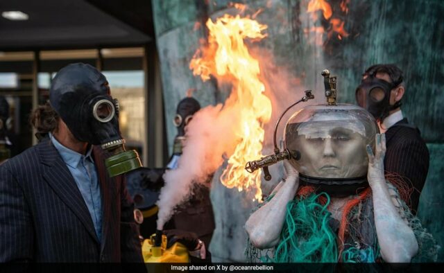 Manifestantes climáticos fingem se afogar em petróleo em Londres