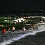 Muito quente para visitar a praia? As praias iluminadas de Dubai são um sucesso à noite