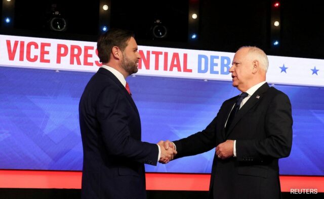 Tim Walz e JD Vance apertam as mãos antes do início do debate vice-presidencial dos EUA