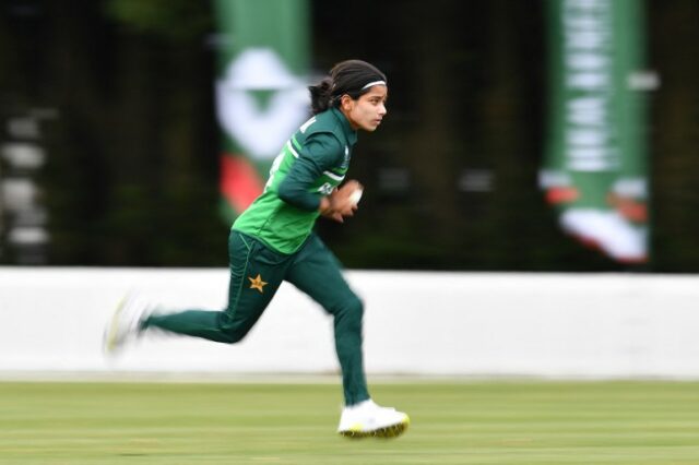 Fatima Sana, do Paquistão, arremessa durante o amistoso entre Paquistão e Bangladesh em Lincoln Green, em Lincoln, em 2 de março de 2022, antes do torneio da Copa do Mundo de Críquete Feminino, que começa em 4 de março. (Foto de Sanka Vidanagama / AFP)