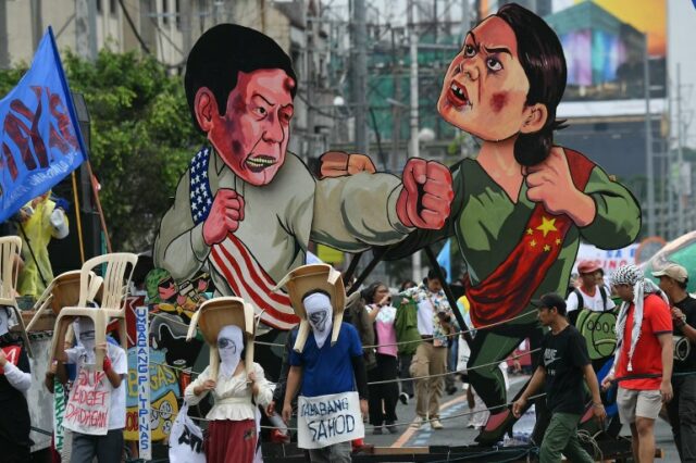 Manifestantes carregando efígies de Ferdinand Marcos Jr e Sara Duterte lutando