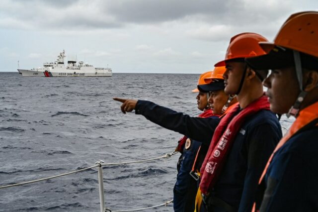 Um navio da Guarda Costeira da China é visto de um navio da Guarda Costeira das Filipinas 