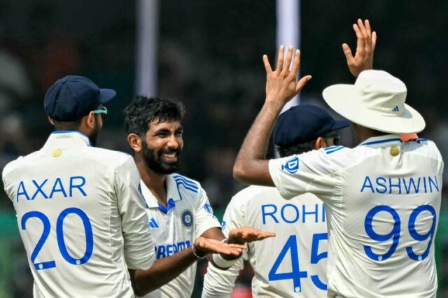 O indiano Jasprit Bumrah (2L) comemora com seus companheiros de equipe após vencer o postigo de Mehidy Hasan Miraz, de Bangladesh, durante o quinto e último dia da segunda partida de teste de críquete entre Índia e Bangladesh, no Green Park Cricket Stadium, em Kanpur, em 1º de outubro de 2024. (Foto por Money SHARMA / AFP) / -- IMAGEM RESTRITA AO USO EDITORIAL - ESTRITAMENTE SEM USO COMERCIAL --