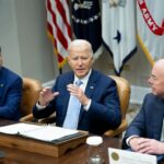 O presidente dos EUA, Joe Biden, fala ao lado do secretário de Transportes, Pete Buttigieg (L) e do secretário de Segurança Interna, Alejandro Mayorkas (R), durante um briefing sobre a resposta ao furacão Helene e os esforços de recuperação, na Sala Roosevelt da Casa Branca em 1º de outubro de 2024 em Washington, DC . (Foto de SAUL LOEB/AFP)