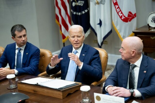 O presidente dos EUA, Joe Biden, fala ao lado do secretário de Transportes, Pete Buttigieg (L) e do secretário de Segurança Interna, Alejandro Mayorkas (R), durante um briefing sobre a resposta ao furacão Helene e os esforços de recuperação, na Sala Roosevelt da Casa Branca em 1º de outubro de 2024 em Washington, DC . (Foto de SAUL LOEB/AFP)